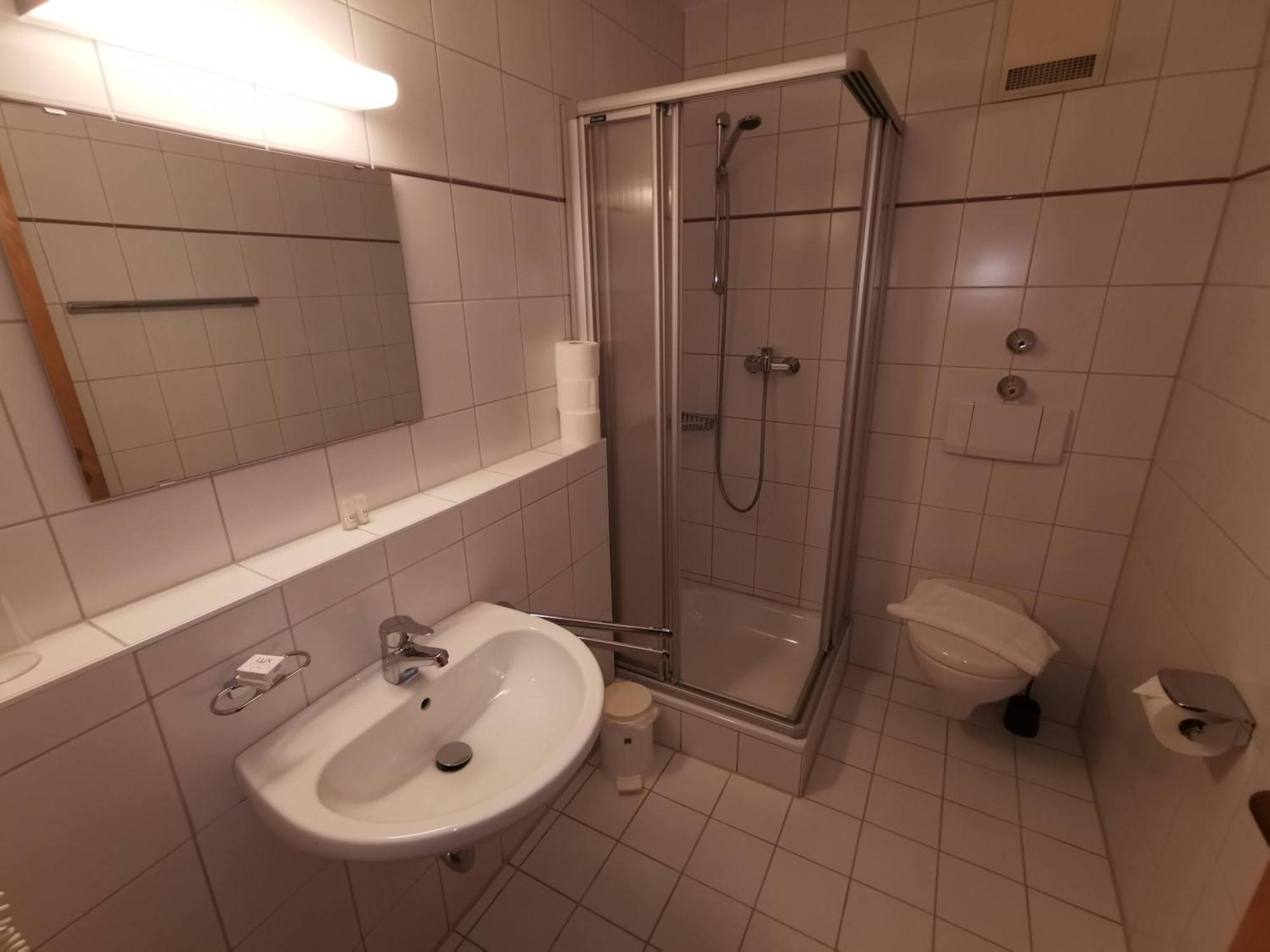A8 Hotel Im Darchinger Hof Bed & Breakfast - Zwischen Holzkirchen Und Weyarn - Zwischen Muenchen Salzburg Und Innsbruck - Kurz Vor Dem Irschenberg Chambre photo
