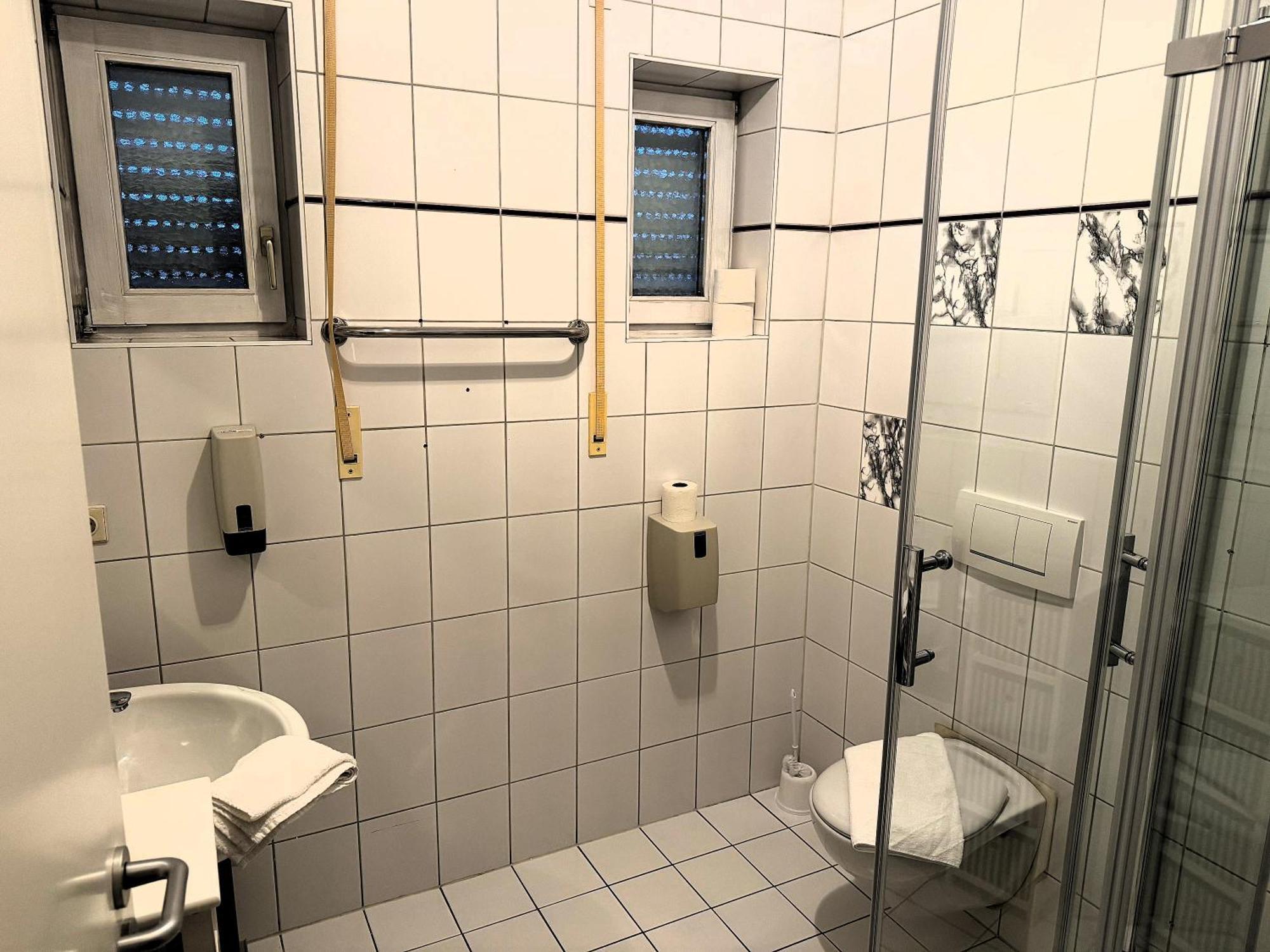 A8 Hotel Im Darchinger Hof Bed & Breakfast - Zwischen Holzkirchen Und Weyarn - Zwischen Muenchen Salzburg Und Innsbruck - Kurz Vor Dem Irschenberg Chambre photo